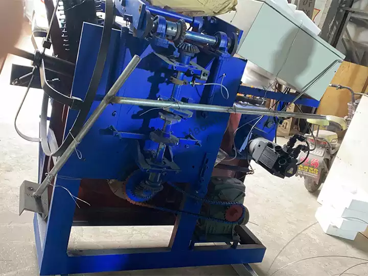 Máquina automática para fabricar perchas de alambre para paquetes.