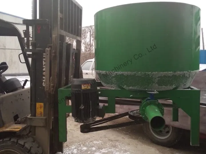 cargando la máquina pulper del molino de papel