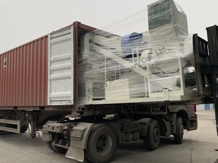 chargement de la machine de recyclage des déchets de fil de cuivre dans un conteneur