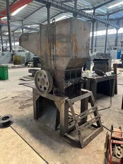 maquina trituradora de plastico durante la fabricacion