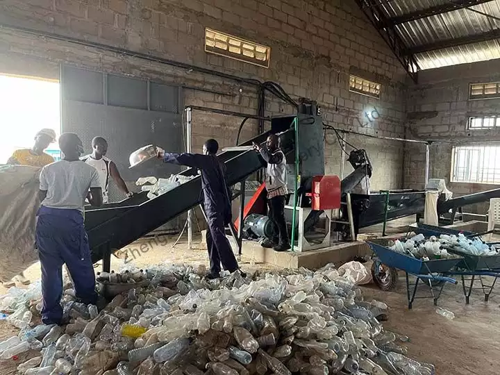 Línea operativa de reciclaje de botellas de PET.