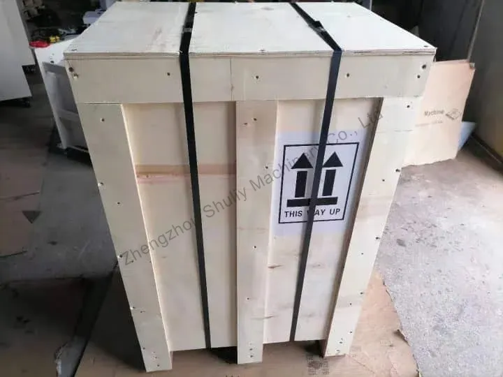 máquina de embalaje en la caja de madera