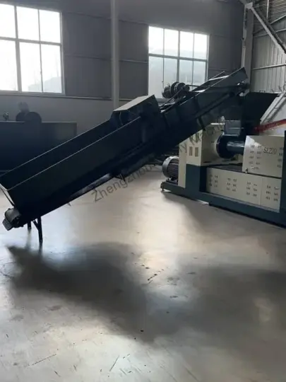 conveyor for plastic recycling machine