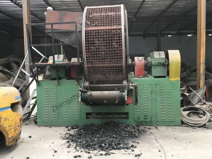 tire shredding machine with discharging