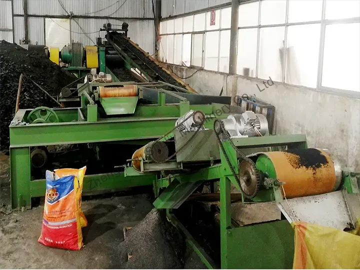 working scene of rubber tyre recycle machine