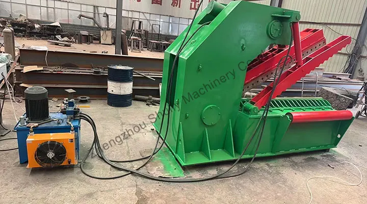 Machine à couper des pneus OTR pour le recyclage des pneus usagés.