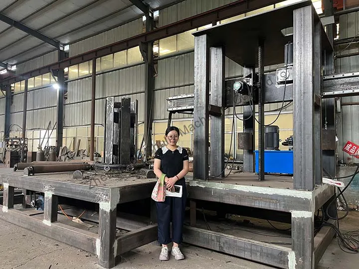 OTR tire disassembly machine