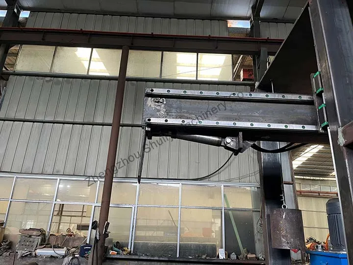 blades of scrap OTR tire disposal machine
